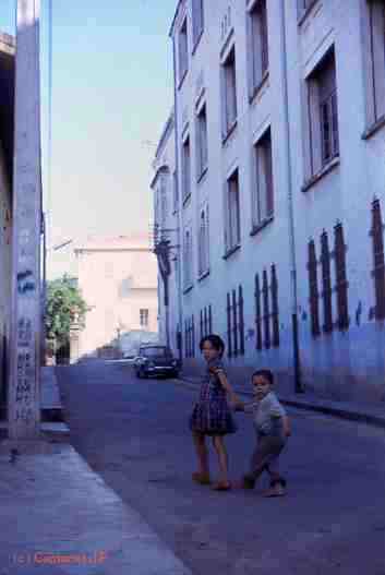 A droite, l'cole et la fentre de ma chambre