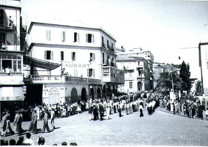 Orchestre philarmonique dfilant devant la mairie