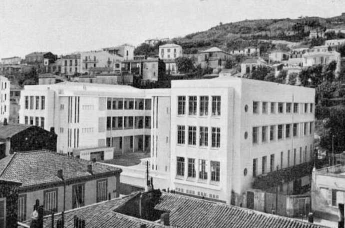 Vue d'ensemble du btiment-en arrire le thtre