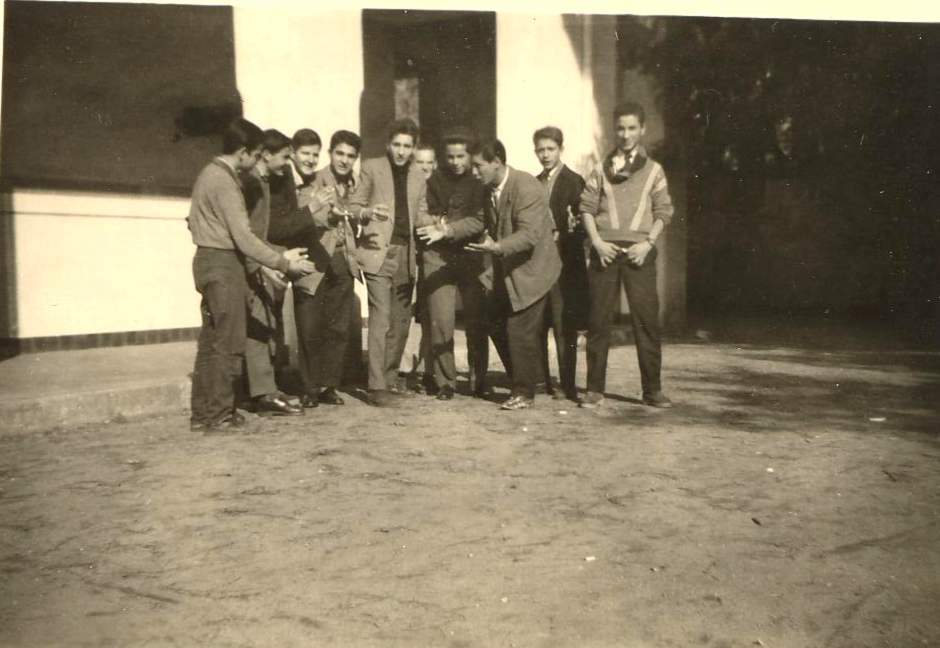 1957 : Une discussion anime